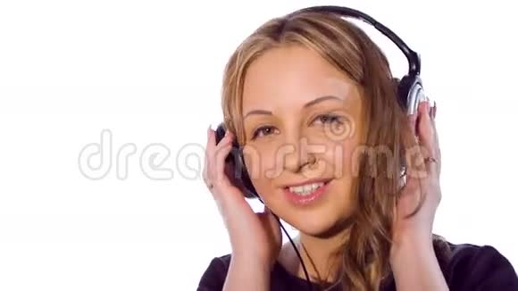 戴着耳机听音乐的美女视频的预览图