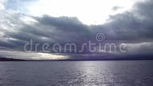 平静的湖水视频的预览图