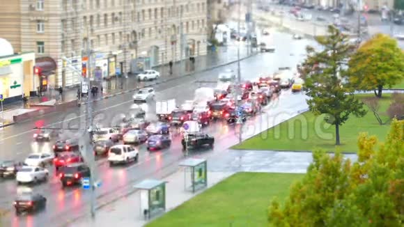 有汽车和行人的城市道路俄罗斯莫斯科视频的预览图
