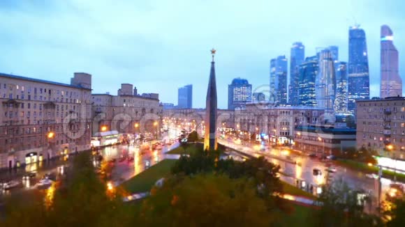 有汽车和行人的城市道路俄罗斯莫斯科视频的预览图