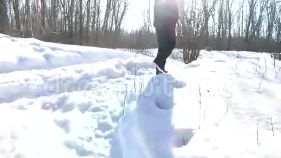 人走在雪地里在冬天的森林自然景观中旅行视频的预览图
