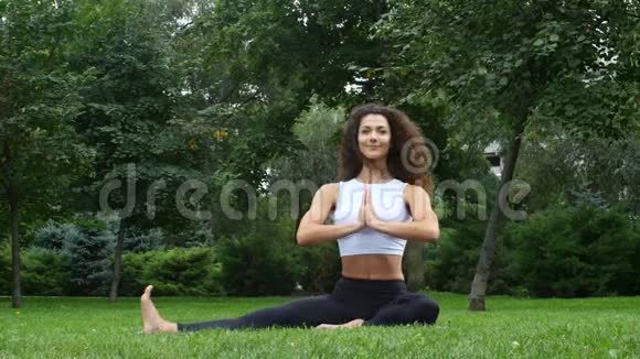 在公园练习瑜伽的美女视频的预览图