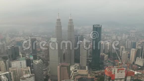 阴天时可鸟瞰吉隆坡城市天际线视频的预览图