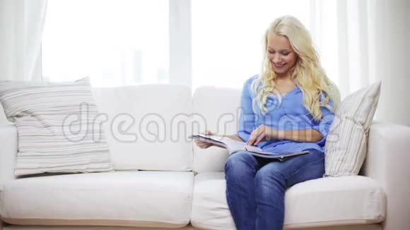 女人在家看杂志视频的预览图