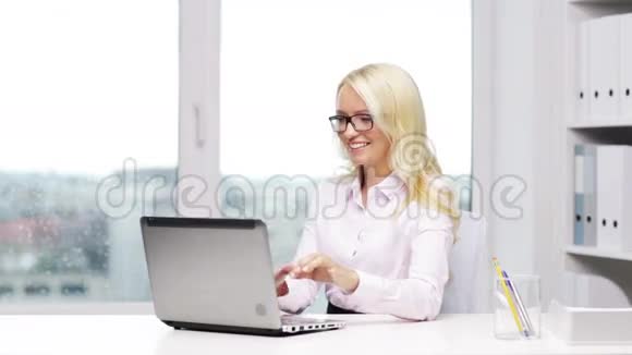 带手提电脑的微笑女秘书或学生视频的预览图