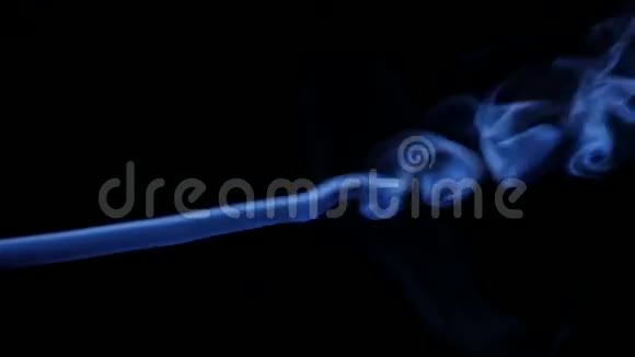 黑色背景上的蓝色烟雾视频的预览图