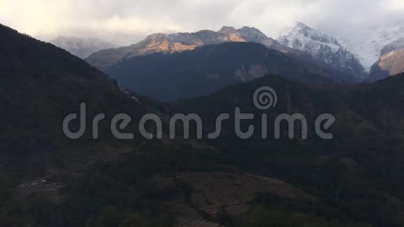 尼泊尔喜马拉雅山安纳普尔纳电路下野马区视频的预览图