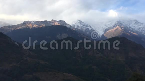 尼泊尔喜马拉雅山安纳普尔纳电路下野马区视频的预览图