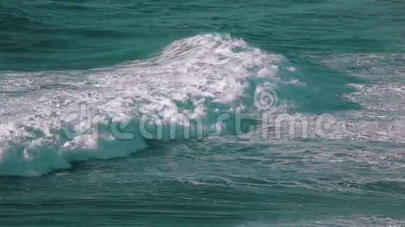 缓慢运动的海浪冲击海岸视频的预览图