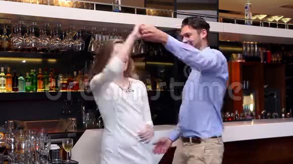有魅力的情侣在酒吧跳舞视频的预览图