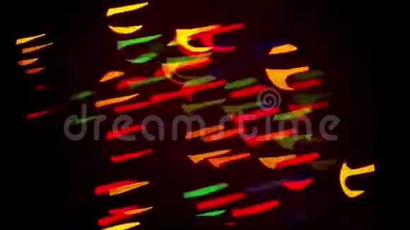 色彩斑斓的离焦闪烁的波克节日灯作为抽象的背景视频的预览图