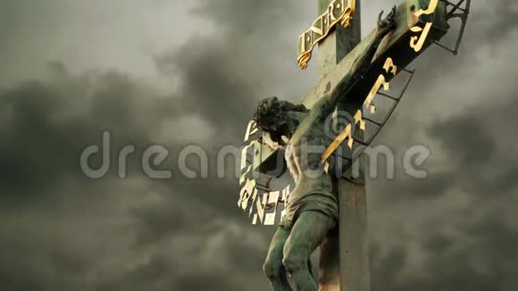 十字架基督教十字架与耶稣基督钉十字架视频的预览图