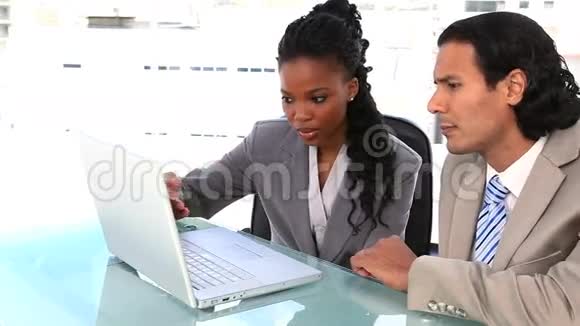 商业伙伴坐着笔记本电脑视频的预览图