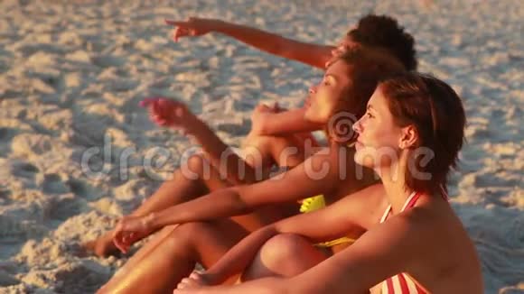 朋友们一起坐在海滩上视频的预览图