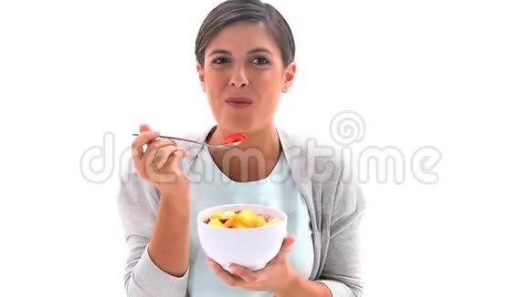 微笑的女人吃水果沙拉视频的预览图
