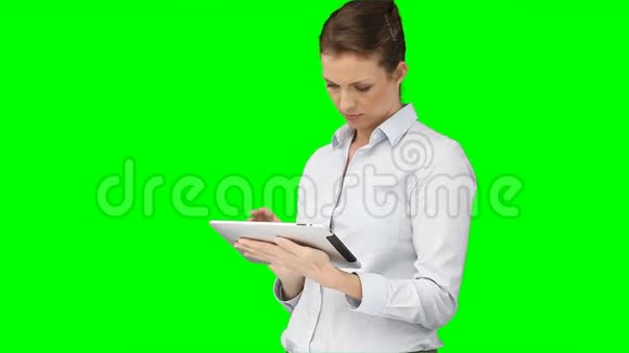 一个商业女性使用她的平板电脑视频的预览图