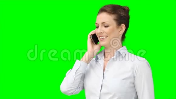 一个商务女性在用她的智能手机说话视频的预览图
