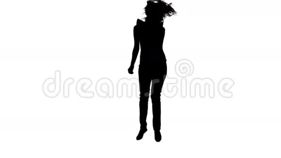慢动作跳跃的女人的剪影视频的预览图