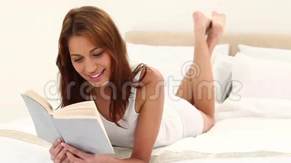 年轻的黑发女人在读小说视频的预览图