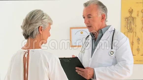 医生和他的病人说话视频的预览图
