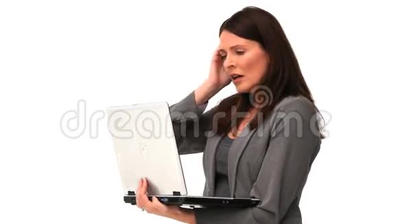 商业女性用笔记本电脑工作视频的预览图