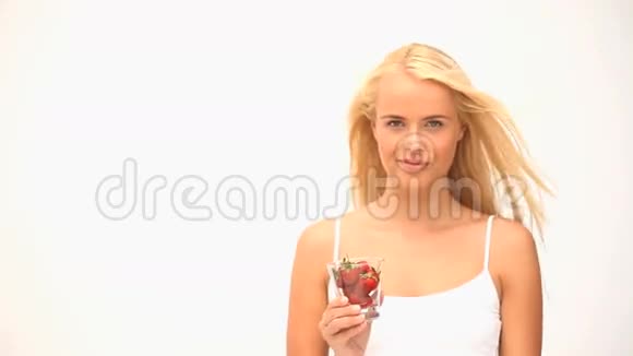 有魅力的女人吃水果视频的预览图