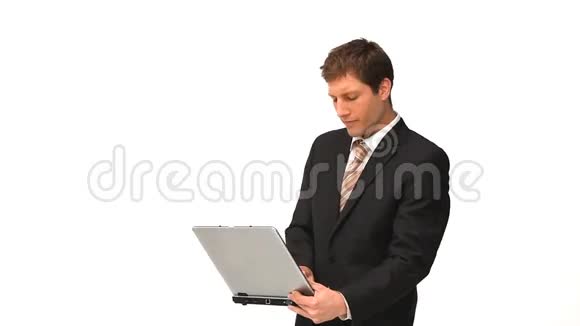 穿西装的年轻人拿着笔记本电脑视频的预览图
