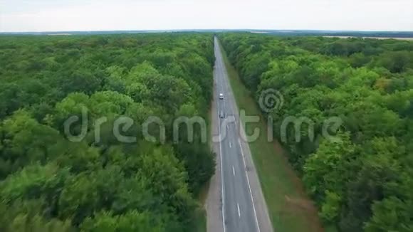 空中飞行在木头上飞越公路视频的预览图