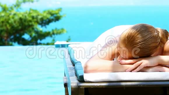美丽的女人躺在水疗床上视频的预览图