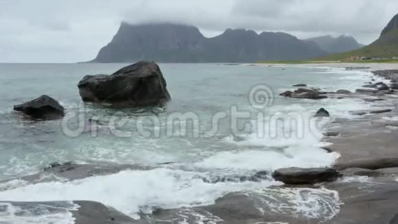洛福滕海岸夏季多云观挪威视频的预览图