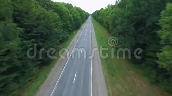 空中飞行在木头上飞越公路视频的预览图