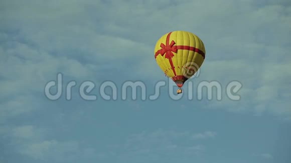 在蓝天上飞行的热气球视频的预览图