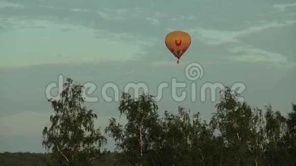 热气球在农村上空飞行视频的预览图