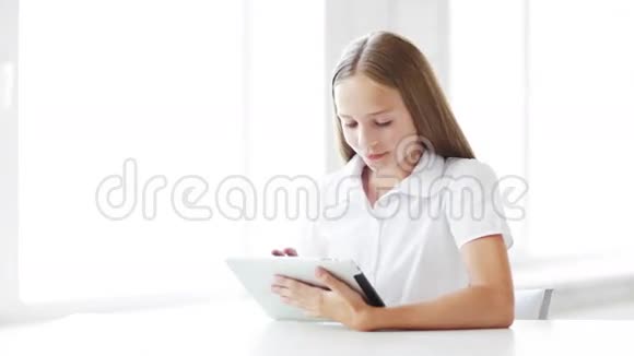 快乐的学生女孩与平板电脑视频的预览图