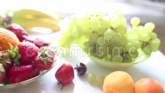 不同的夏天水果在桌子上视频的预览图