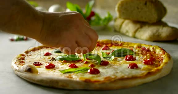 配料和动作拍摄4k或6k分辨率由意大利食品行业专业机构和专业厨师视频的预览图