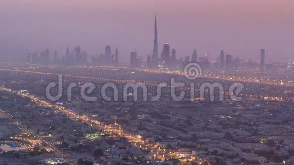 从夜间到白天过渡迪拜的天际线景观视频的预览图
