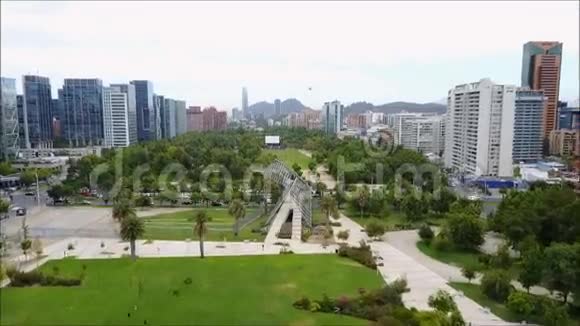 智利首都圣地亚哥的鸟瞰图视频的预览图