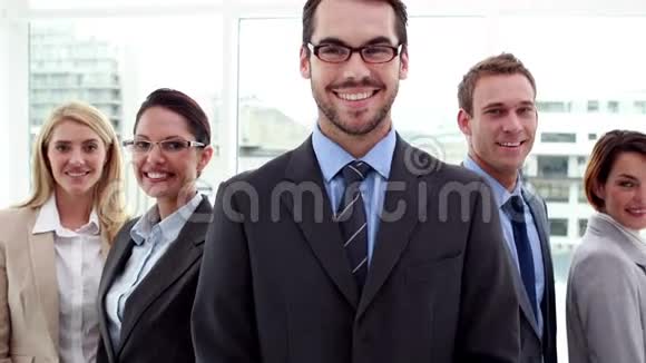 微笑的商业团队摆姿势拍照视频的预览图