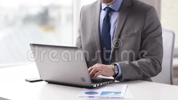 关闭商人手在笔记本电脑上打字视频的预览图