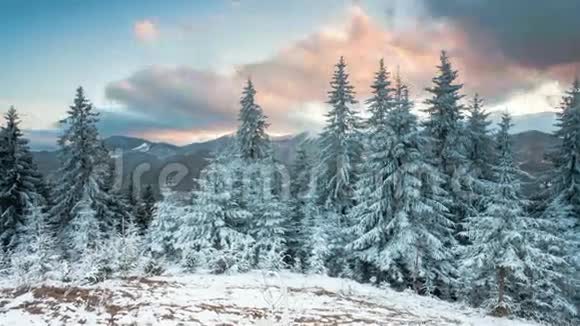 暴风雪山里的冬天视频的预览图