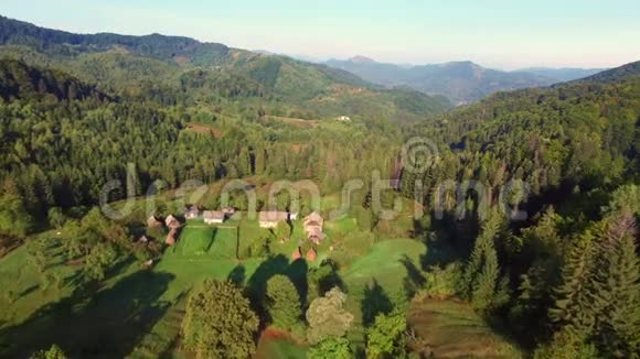 空中飞行在喀尔巴阡山脉飞行视频的预览图
