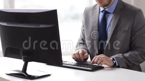 关闭商人手在键盘上打字视频的预览图