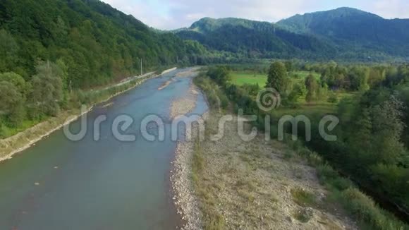 空中飞行喀尔巴阡山脉上山河的飞行视频的预览图