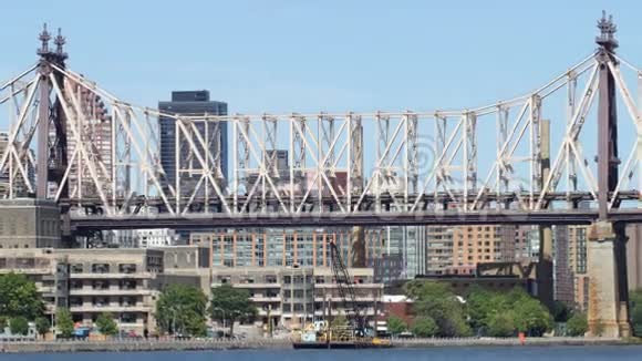 皇后大道大桥全景图4k从纽约市起飞视频的预览图