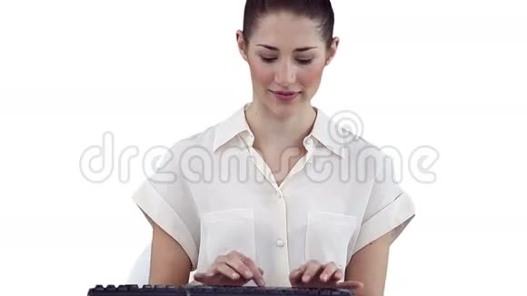 女人一边在键盘上打字一边微笑视频的预览图