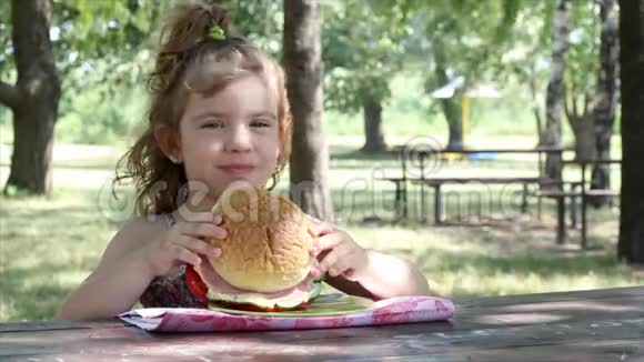 小女孩吃大三明治视频的预览图