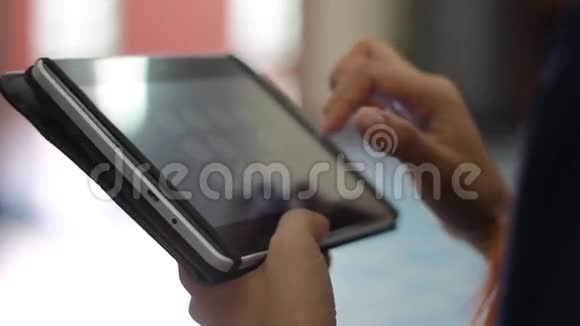 泰国女人用平板电脑视频的预览图