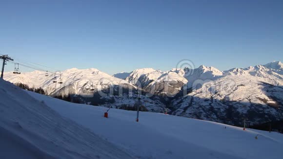 法国的冬季滑雪场视频的预览图