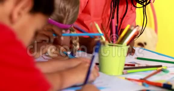 教室桌上幼儿课画视频的预览图